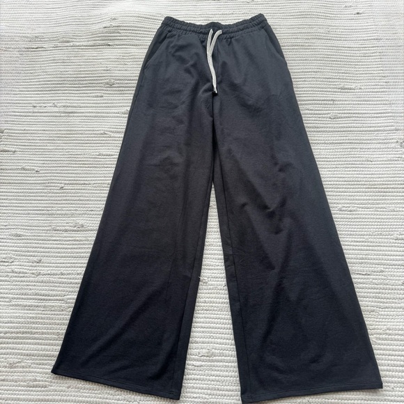 Vuori Wide Leg Sweatpants XS Black Drawstring Lounge Athleisure - Picture 2 of 8